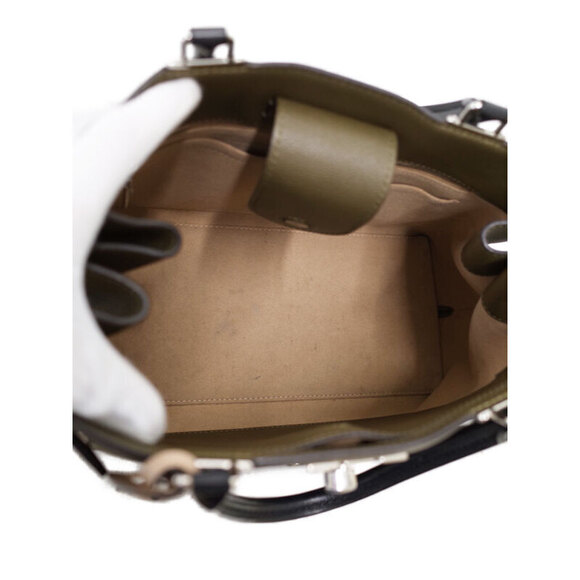 Louis Vuitton Lock Me Handbag - Picture 3 of 9